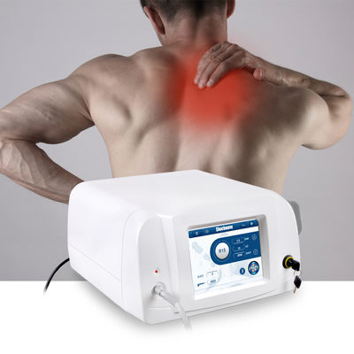 Thiết bị trị liệu sóng xung kích vật lý Myofascial trên lưng và vai